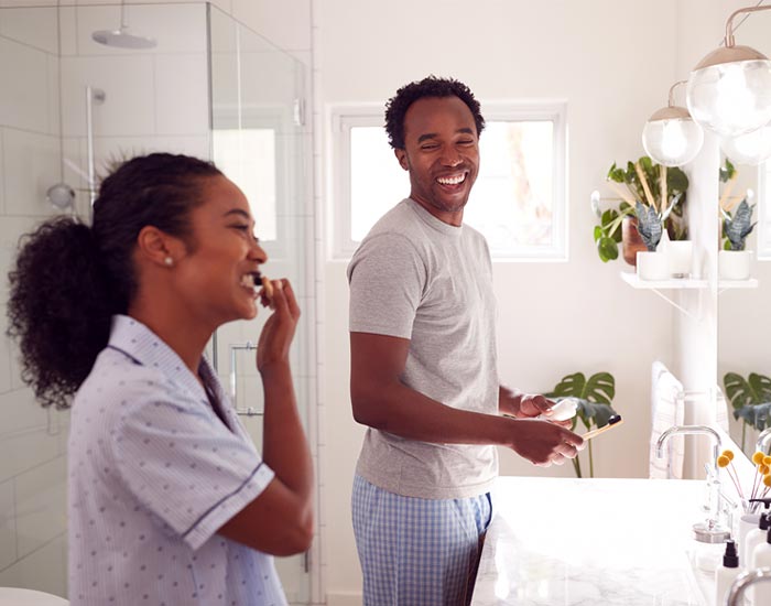couple-brushing-teeth